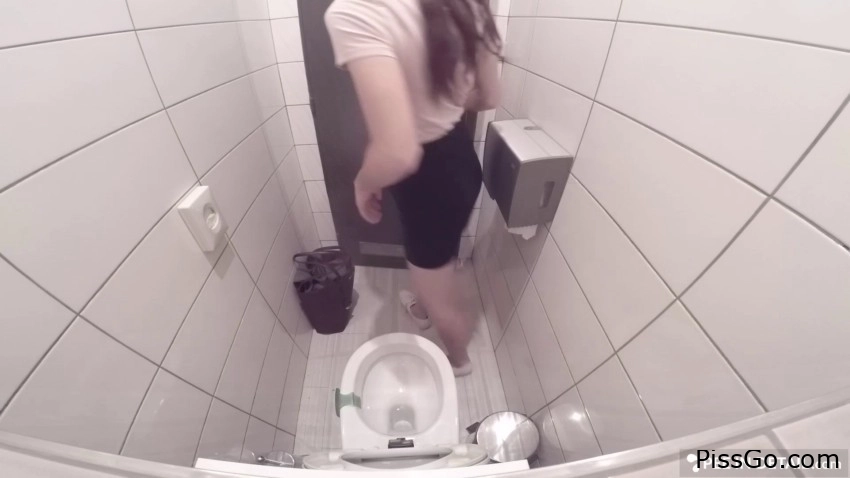 Coffee Break (2025|MPEG-4) lowflowing piss, 387 MB - pissing joy spark - Adela Koutnicka