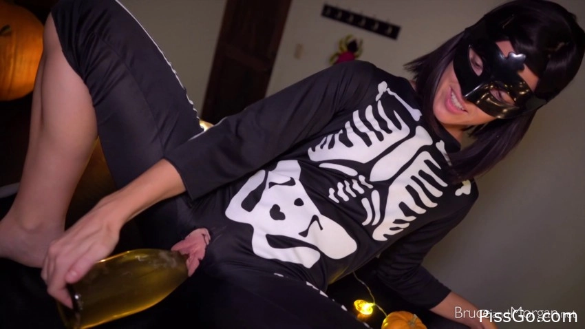 Submissive Skeleton (2025|MPEG-4) drip piss, 604 MB - urine overload video