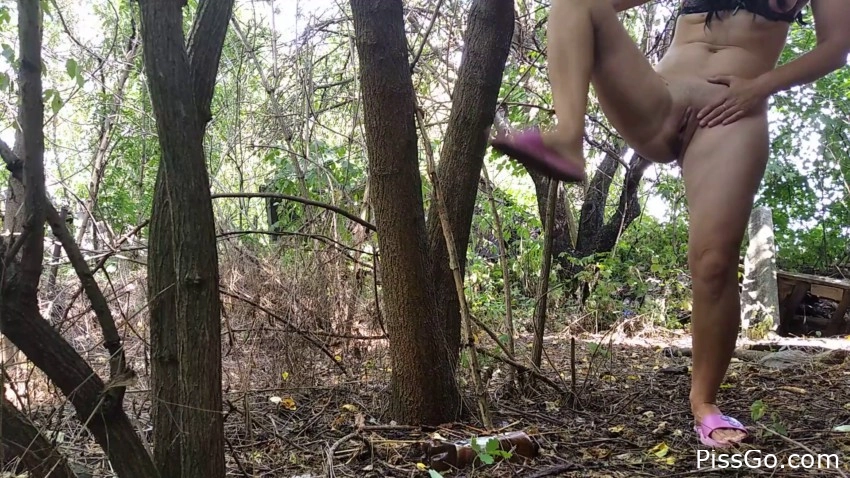 Shot Of Huge Stream Urine To A Tree 2025