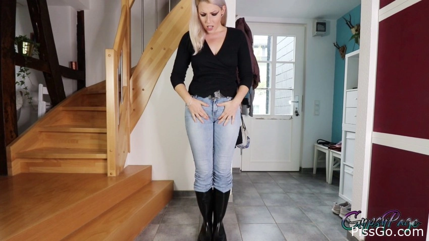 Hot piss runs down my legs into the rubber boots. (2025|MPEG-4) wet piss, 570 MB - piss-prisoner-sub