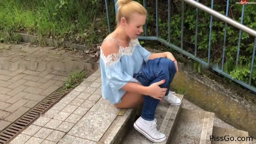 Who pees further down the stairs – man and Sophie. - SteffiBlond