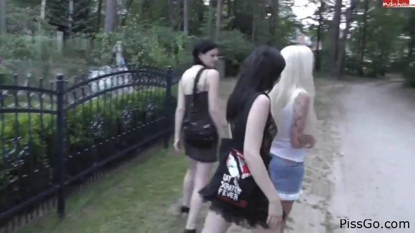 Pissing in front of the evil neighbor’s door (2025|MPEG-4) pee drive, 26.3 MB - explicit pissing clip - Alissa-Noir