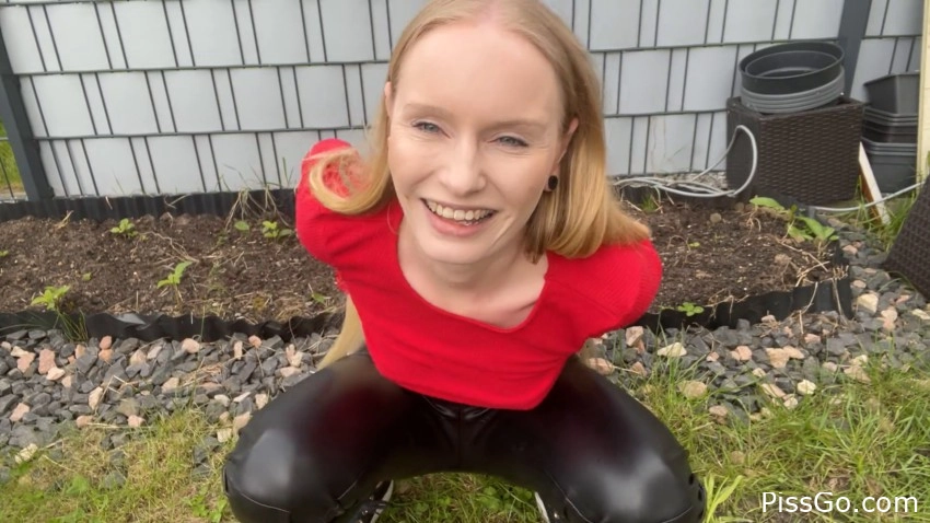 This is what he gets for it – Neighbour’s garden gets special irrigation (2025|MPEG-4) peeing splash, 40.4 MB - pissing glance flash - Emma_Wolf