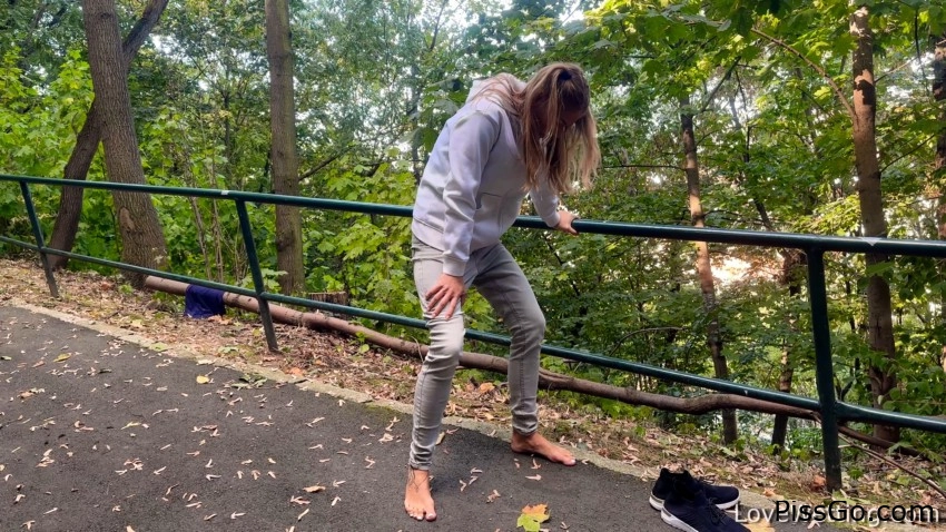 Unlucky Runner (2025|MPEG-4) fresh soft pee, 360 MB - peeing strong beam - Claudia