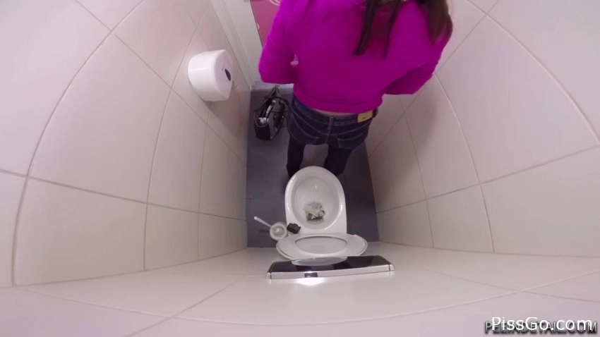 Pee break when meeting a friend - Laura Sivkova, Petra Bludarova 2025