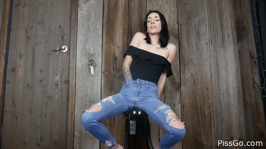 I love to hold my bladder (2025|MPEG-4) body rhythm peeing, 910 MB - juicy pee drop - Liz Raw