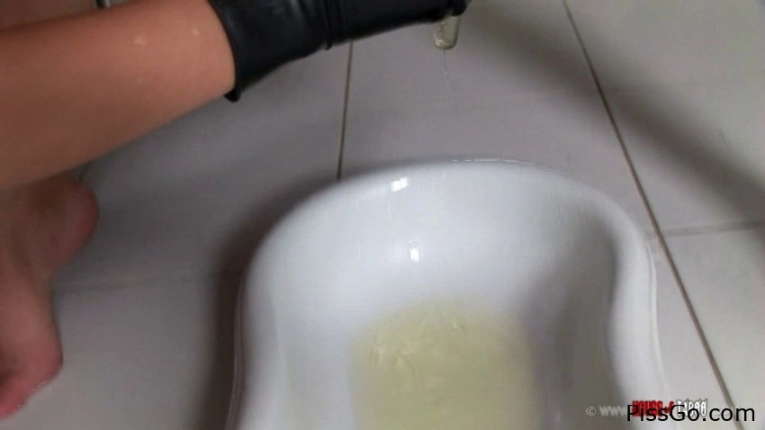 Urine Test (2025|MPEG-4) urine control solo, 98.4 MB - urine heat touch - Peaches, Yasmine Gold