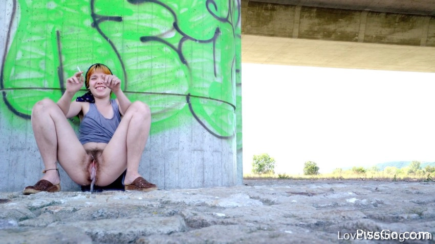 Pissing Scene (2025|MPEG-4) messy pee, 145 MB - steady control while peeing - Lucy