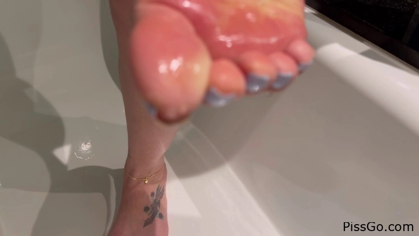 Pee Compiled (2025|MPEG-4) pee fire, 477 MB - yellow urine trail - Goddess Grazi