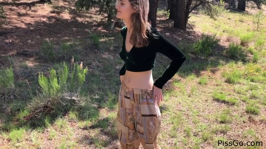 Lexie Fux Three times pisses in the forest (2025|MPEG-4) subtle pee, 344 MB - detailed pissing view