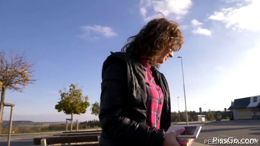 Piss At Gas Station (2025|MPEG-4) fast piss, 64.5 MB - controlled burst of urine - Pavlinka Jilkova