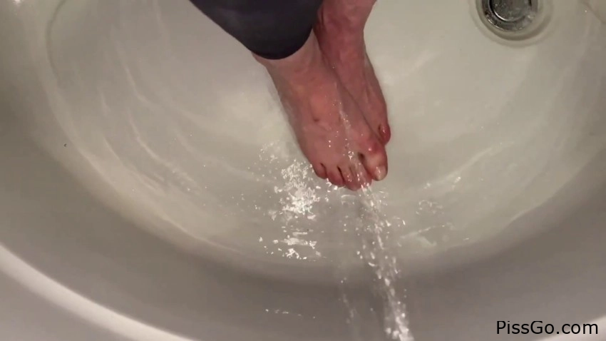 Taking Shelter (2025|MPEG-4) pee snap, 290 MB - bladder tension brings urinate