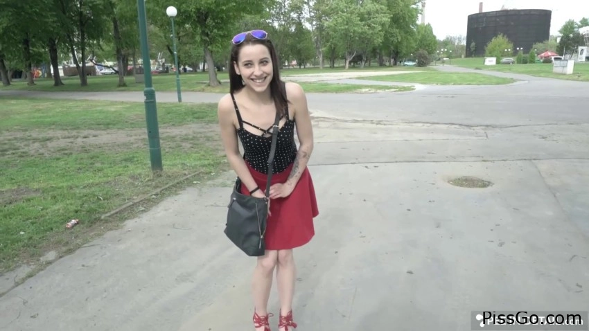 Funfair piss (2025|MPEG-4) real golden piss, 414 MB - warm buildup to peeing - Lenka Koutnicka