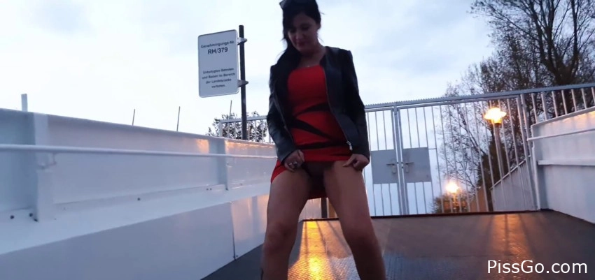 Pissing in public on ships and jetties - with wild cutie Lady Melina Jolie, Faceprint In Pee - (2025 | neat pee)