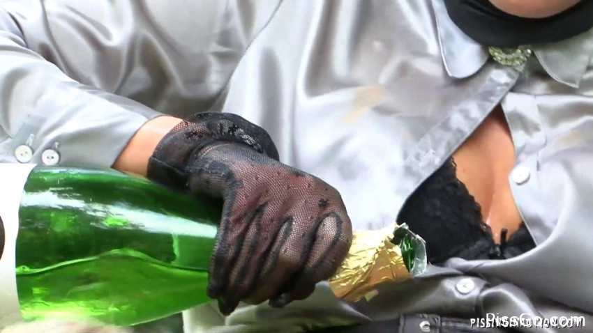 Champagne Piss Showers - with charming girl Vanessa, Zuzana Z, Dina, clear release of pissing - (2025 | pee cycle)